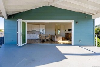 1305 Blue Sky Dr in Encinitas, CA - Foto de edificio - Building Photo