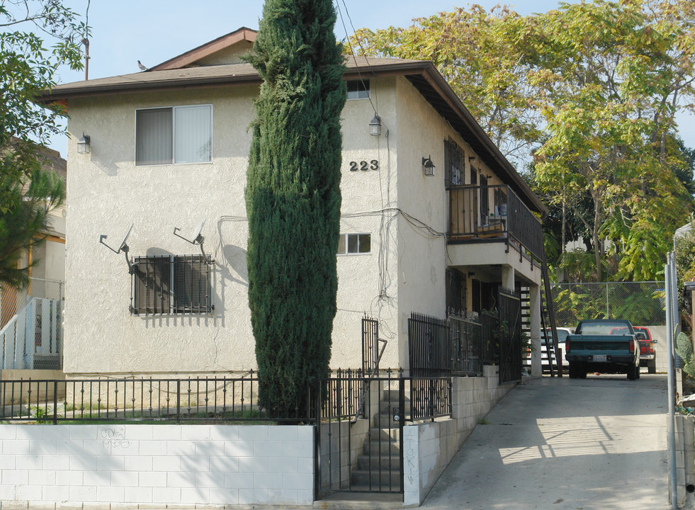 223 N Mountain View Ave in Los Angeles, CA - Foto de edificio