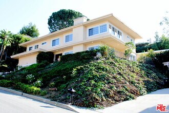 11502 Dona Teresa Dr in Los Angeles, CA - Building Photo - Building Photo