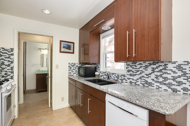 908 8th St, Unit B in Hermosa Beach, CA - Foto de edificio - Building Photo