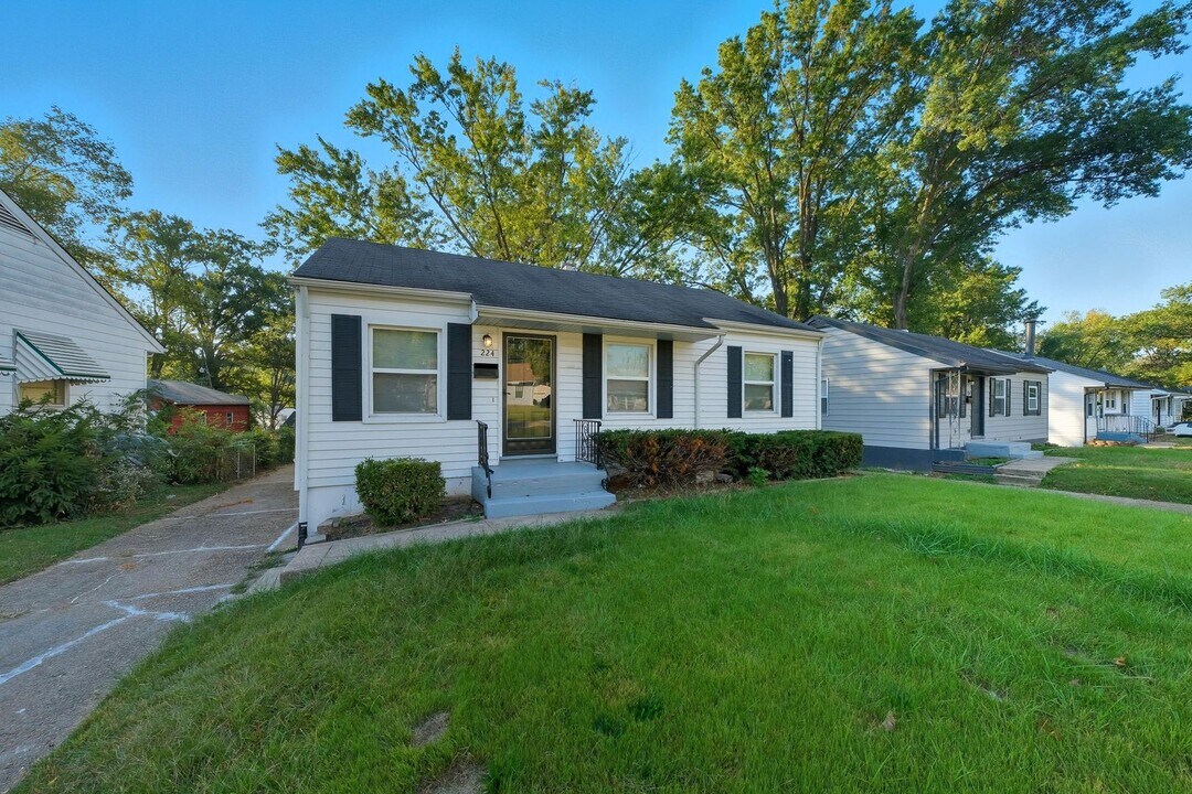 224 Cameron Rd in St. Louis, MO - Building Photo