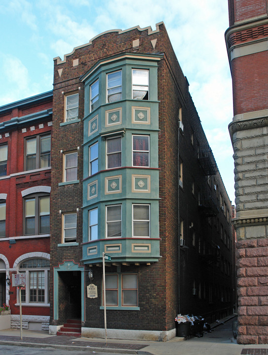 210 W Eighth St in Cincinnati, OH - Foto de edificio