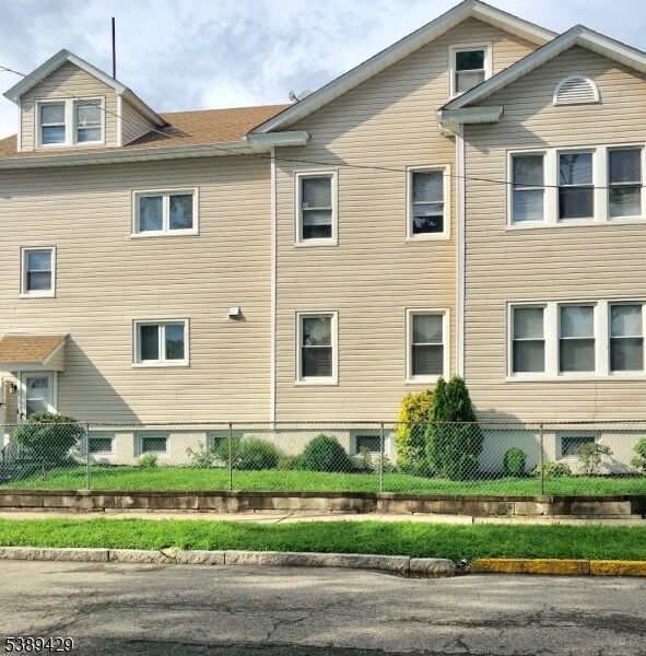 227 N 15th St in Bloomfield, NJ - Building Photo