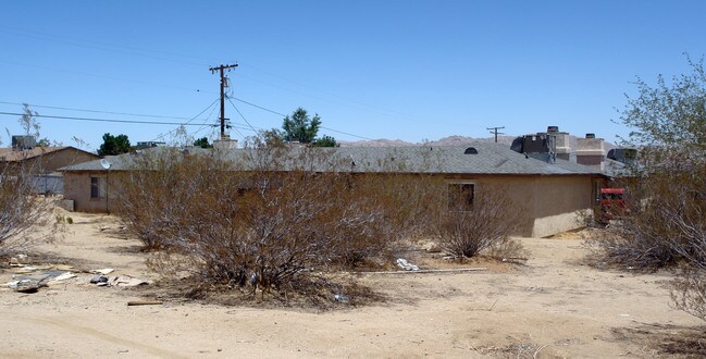 16050 Carlisle Ln in Apple Valley, CA - Foto de edificio - Building Photo