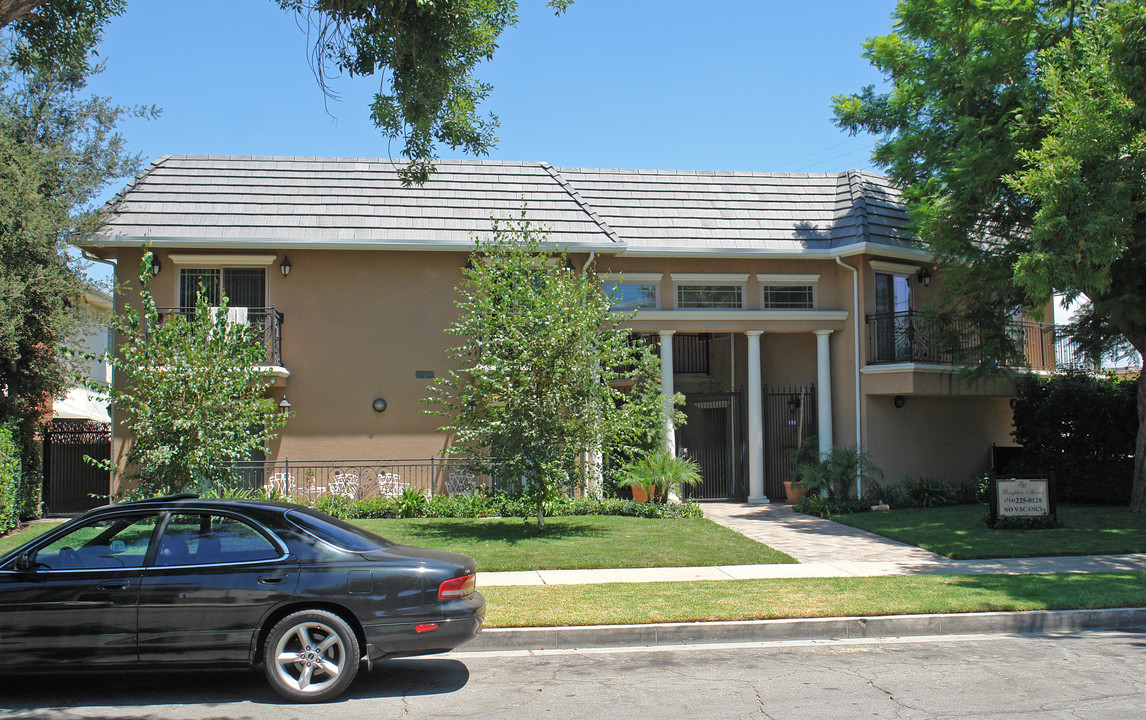 120 N Brighton St in Burbank, CA - Building Photo