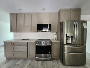 900 Crestwood Rd in Englewood, FL - Building Photo - Building Photo