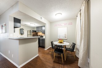 Polaris on the Park - Renovated Apartments in Austin, TX - Foto de edificio - Building Photo