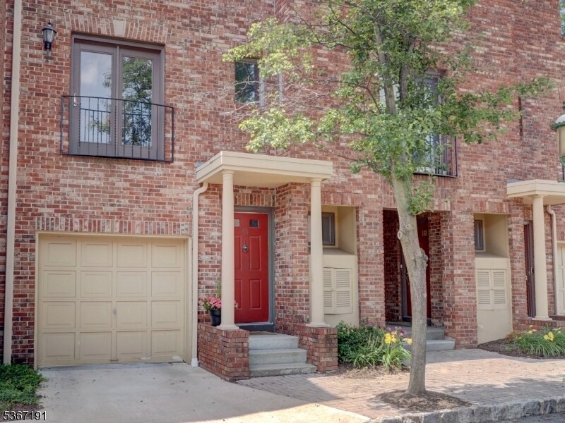 65 Mews Ln in South Orange, NJ - Building Photo