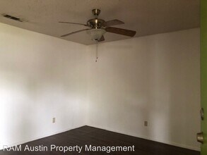 1105 N Meadows Dr in Austin, TX - Foto de edificio - Building Photo