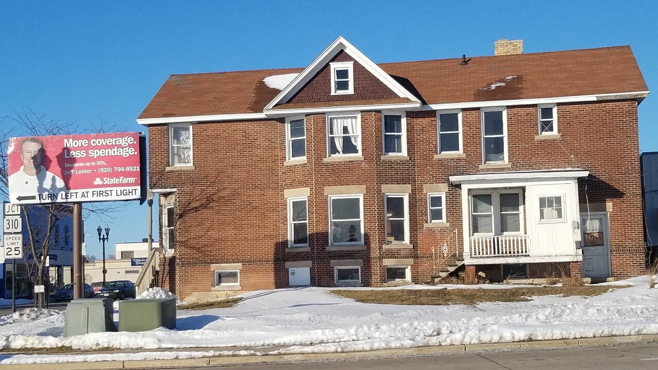 1411 Washington St in Two Rivers, WI - Foto de edificio