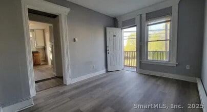 570 Broad St in Meriden, CT - Foto de edificio - Building Photo