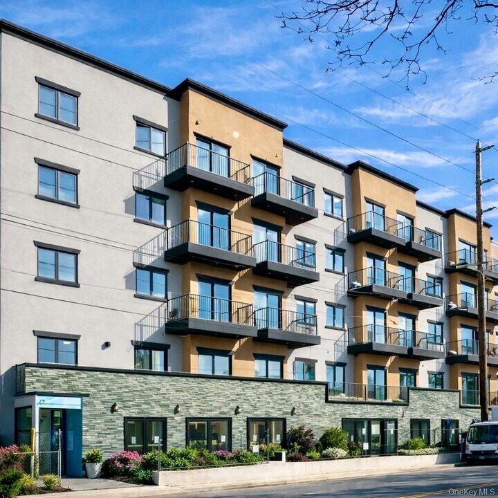 356-370 Bayview Ave in Inwood, NY - Building Photo