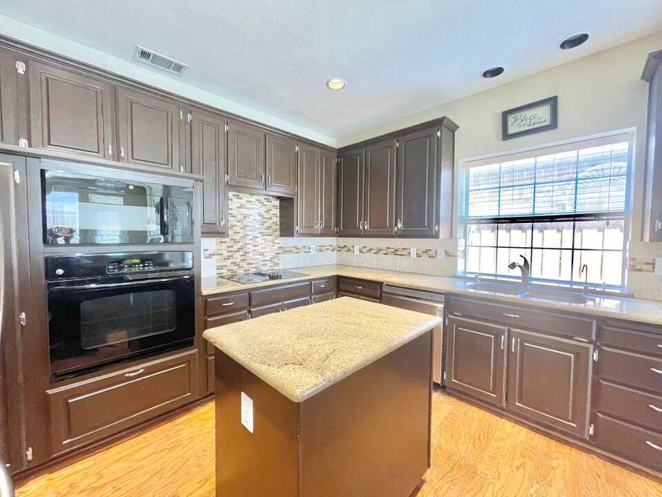 426 Waterside Dr in Irving, TX - Building Photo