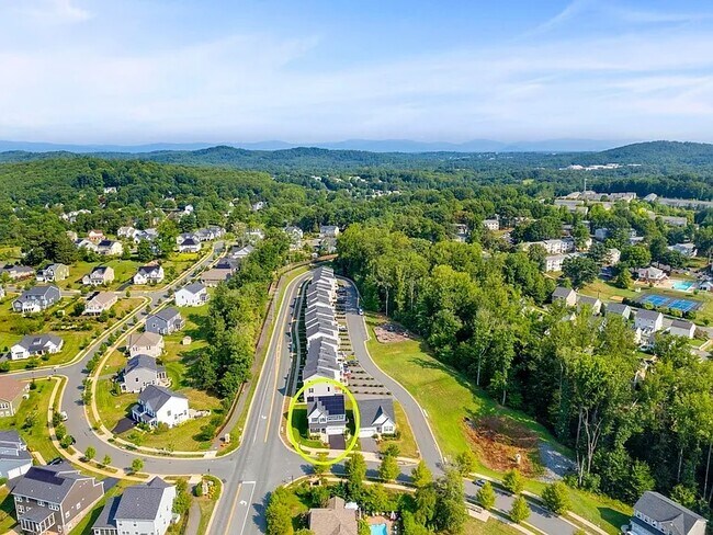 3007 Sun Valley Dr, Unit Apartment in Charlottesville, VA - Foto de edificio - Building Photo