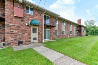 Ellacott Parkway Apartments in Warrensville Heights, OH - Building Photo - Building Photo