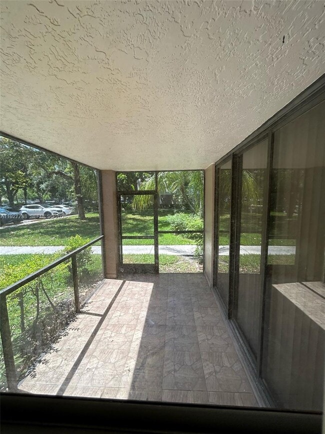 10105 W Sunrise Blvd in Plantation, FL - Foto de edificio - Building Photo