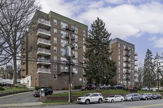 Glendale Gardens in Yonkers, NY - Building Photo - Building Photo