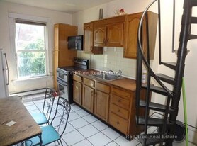 681 Parker St, Unit 2 Apartamentos