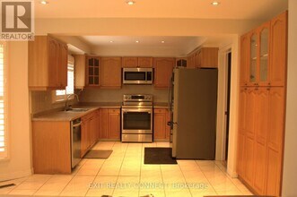 1380 Windrush Dr in Oakville, ON - Building Photo - Building Photo