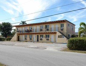 Sunshine Apartments in Homestead, FL - Foto de edificio - Building Photo