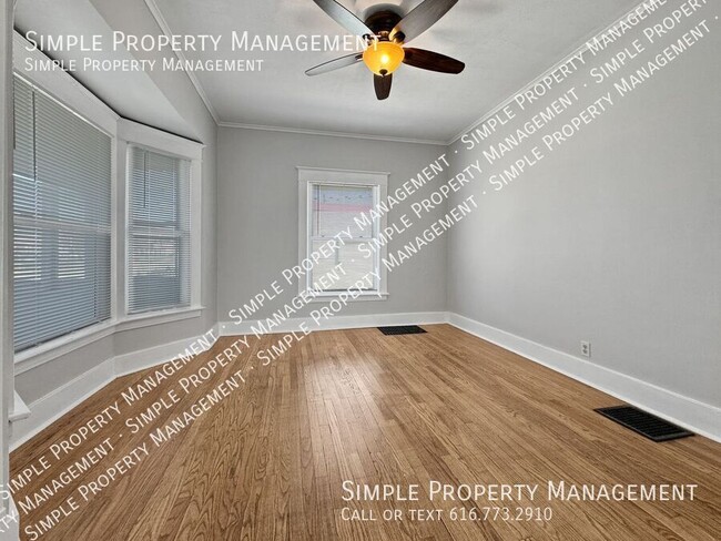 2444 Alpine Ave NW in Grand Rapids, MI - Foto de edificio - Building Photo