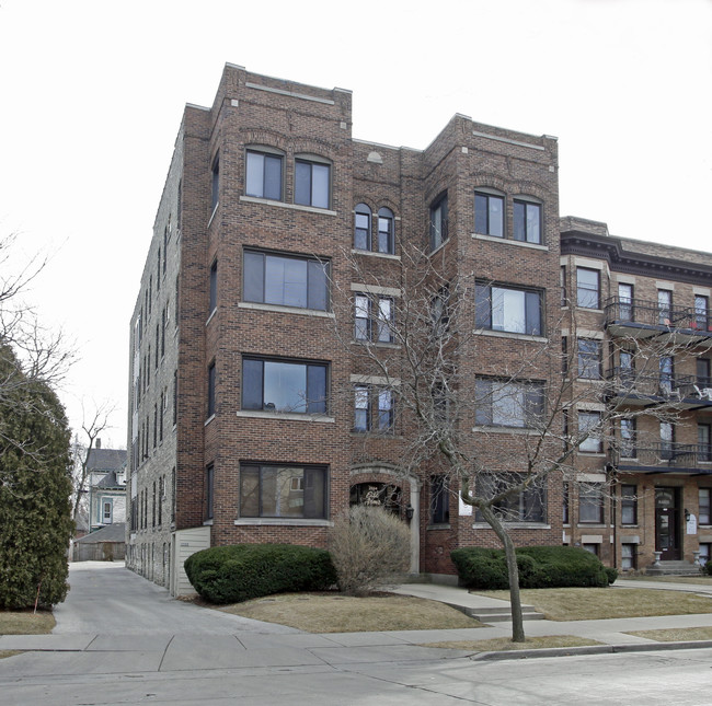 Ed's Arms Apartments in Milwaukee, WI - Building Photo - Building Photo