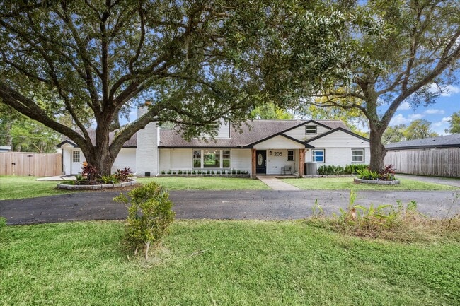 205 W Bayou Dr in Dickinson, TX - Building Photo - Building Photo