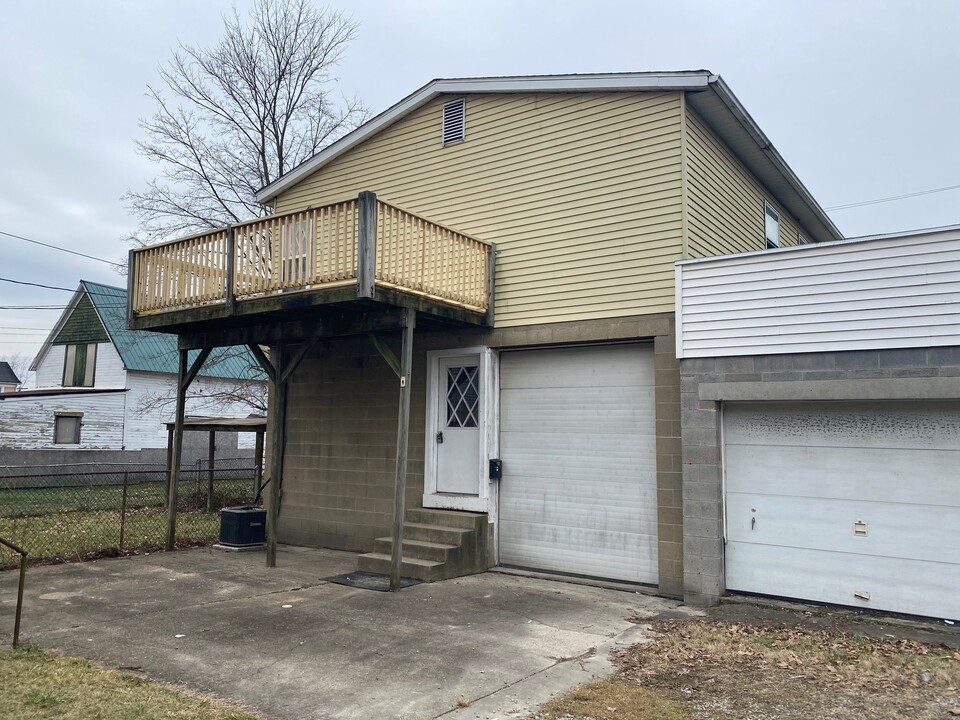 319 Marshall St, Unit Rear in Mcmechen, WV - Building Photo