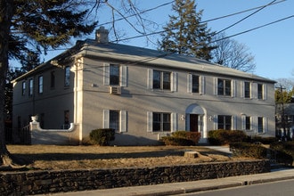 325 Haverford Ave in Narberth, PA - Foto de edificio - Building Photo