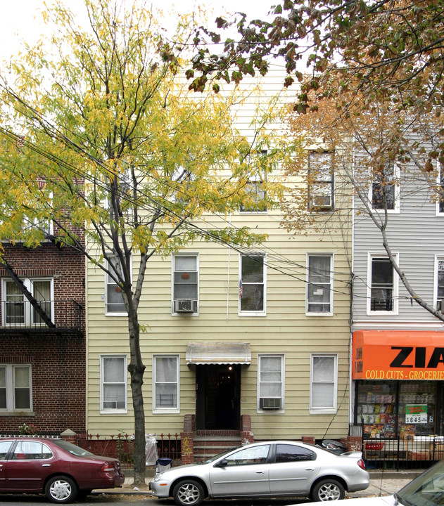 413 Woodward Ave in Flushing, NY - Foto de edificio