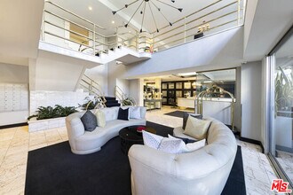 1131 Alta Loma Rd in West Hollywood, CA - Foto de edificio - Building Photo