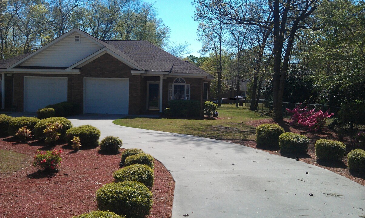2404 W McCown Dr in Florence, SC - Building Photo