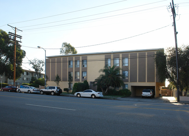 6660 Woodman Ave in Van Nuys, CA - Foto de edificio - Building Photo