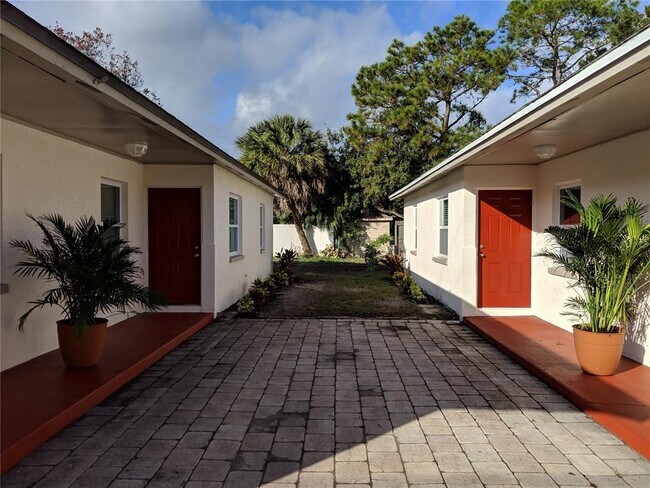 6625 W Shore Cir in Tampa, FL - Building Photo - Building Photo