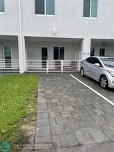 6420 NW 102nd Path in Doral, FL - Building Photo - Building Photo