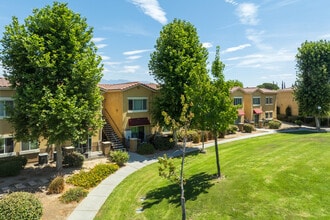 Loma Linda Commons in Loma Linda, CA - Foto de edificio - Building Photo