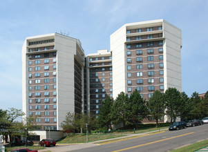 Tri-Towers Apartments in Duluth, MN - Foto de edificio - Building Photo