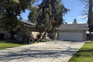 1304 La Puente Dr in Bakersfield, CA - Building Photo