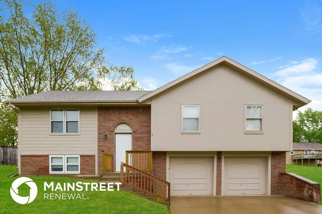 803 N Arnold Ave in Harrisonville, MO - Foto de edificio