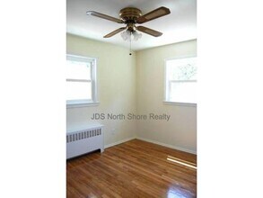 10 E Leech Cir in Glen Cove, NY - Foto de edificio - Building Photo