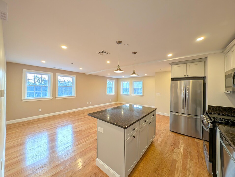 628 Trapelo Rd, Unit 2 in Belmont, MA - Foto de edificio