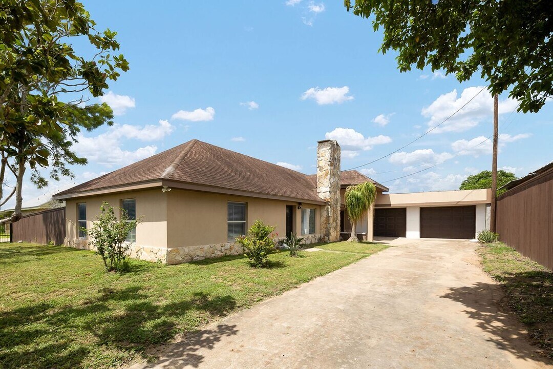 424 Frost Proof Dr in Weslaco, TX - Building Photo