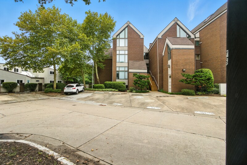 696 Mowbray Arch in Norfolk, VA - Building Photo
