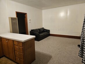 208 Herbert Ave, Unit Apt B in Carmi, IL - Building Photo - Building Photo
