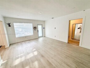 330 NE 88th St in El Portal, FL - Foto de edificio - Building Photo