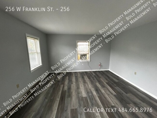 256 W Franklin St in Womelsdorf, PA - Building Photo - Building Photo