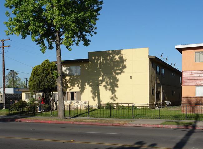 834 S Raitt St in Santa Ana, CA - Building Photo - Building Photo