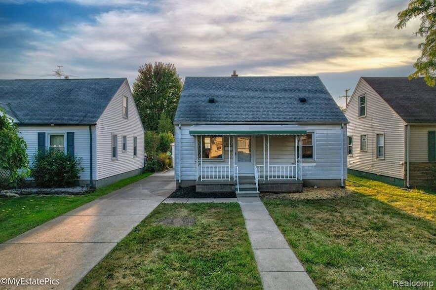 6151 Helen St in Garden City, MI - Building Photo