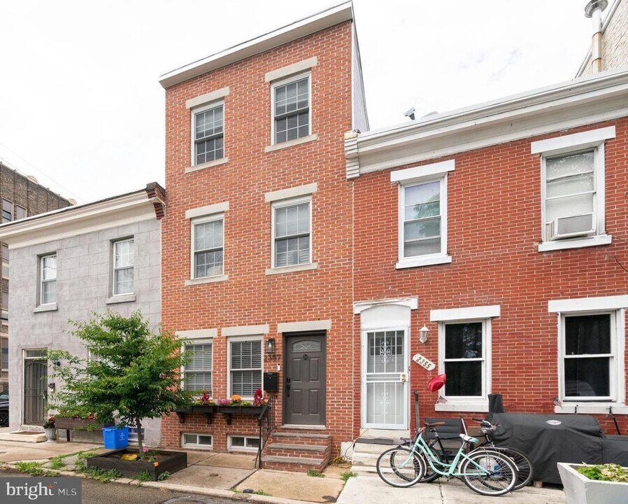 2357 Montrose St in Philadelphia, PA - Building Photo