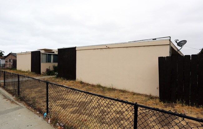 1620 Bush St in Oceanside, CA - Foto de edificio - Building Photo